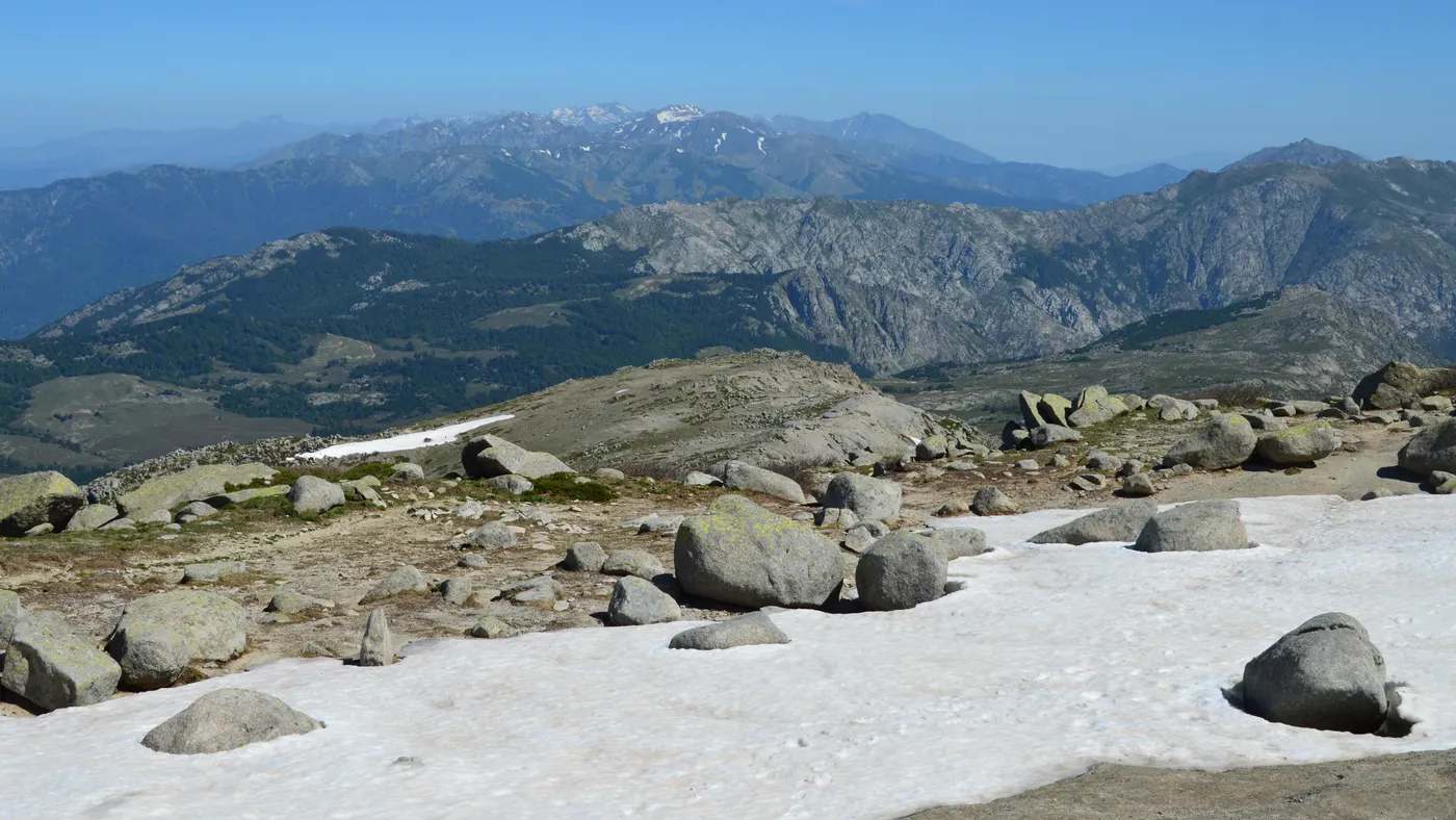 gr20 corse guide Paysage de montagne rocheux parsemé de névés près de Quenza, en Corse
