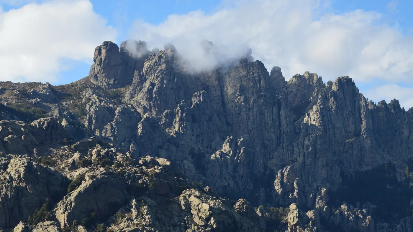 randonnee bavella trou de la bombe Vue imprenable sur les sommets rocheux de la Bavella sous un ciel nuageux à Zonza, en Corse, France.