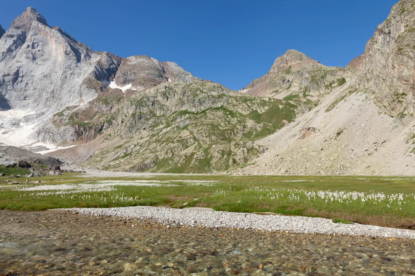 randonnee breche de roland Paysage montagneux à couper le souffle avec un ciel dégagé à Cauterets, Occitanie, France.