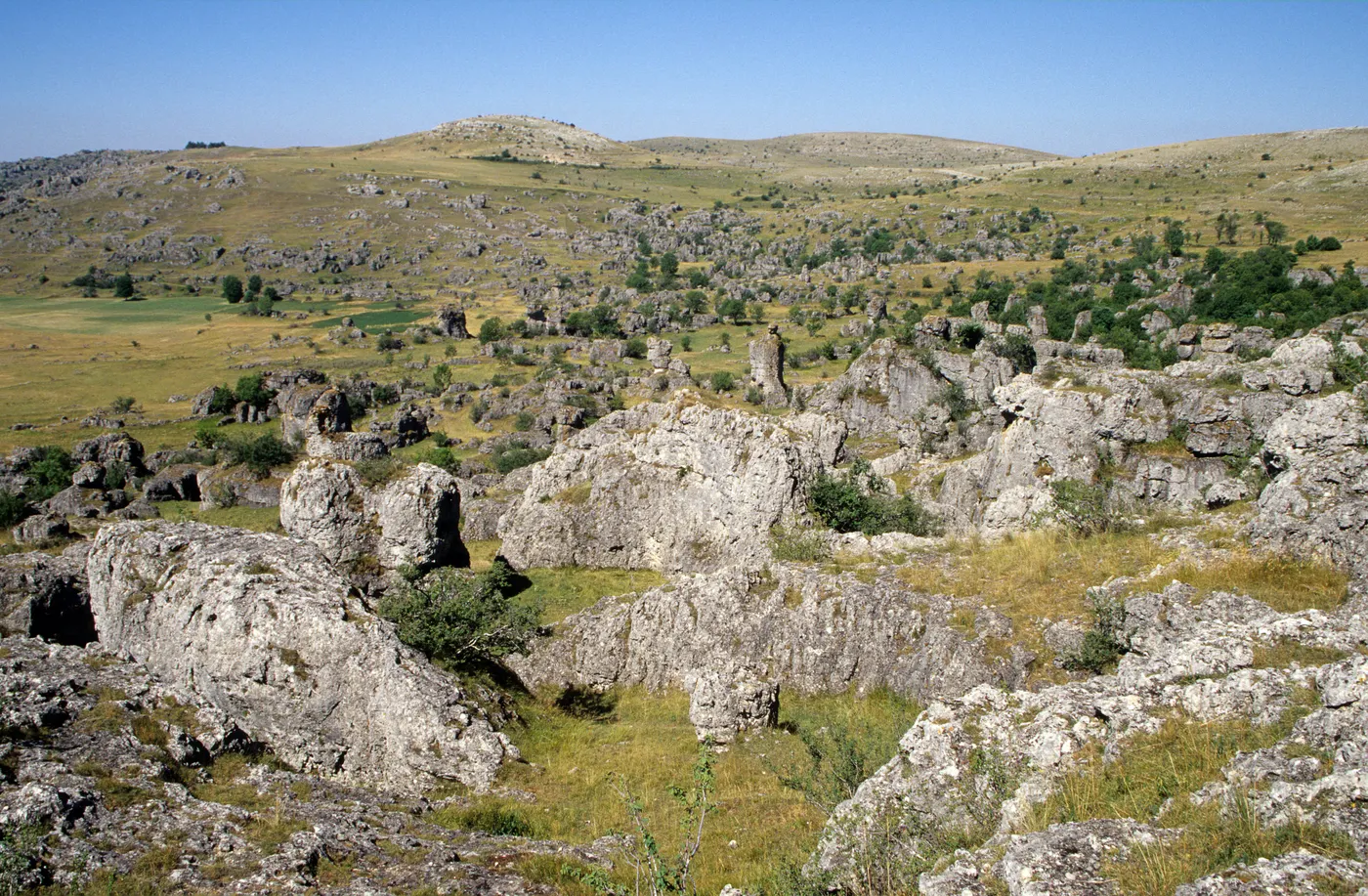 randonnee chaos de montpellier le Découvrez les formations rocheuses accidentées et les paysages pittoresques de Meyrueis, Occitanie.