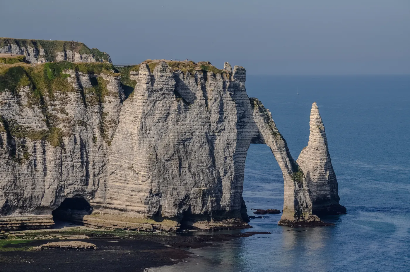 randonnee falaises d etretat Des falaises maritimes dramatiques et des arches rocheuses à Étretat, Normandie, France offrent une beauté naturelle époustouflante.