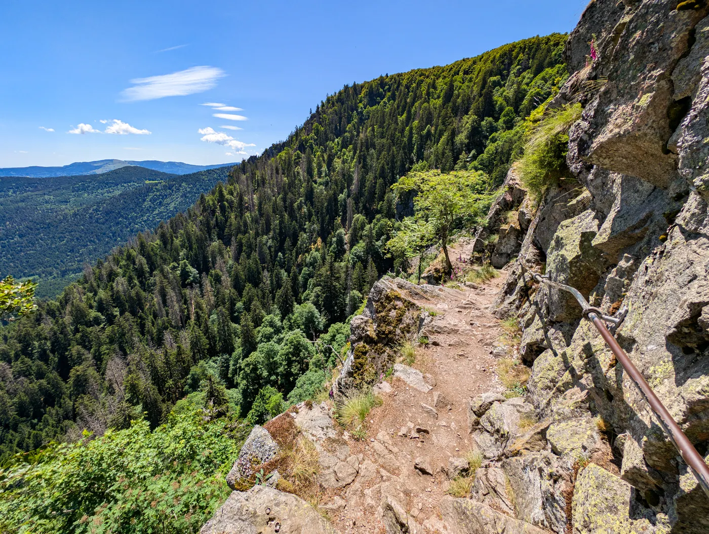 randonnee hohneck sentier des roches Vue imprenable sur un sentier de montagne escarpé des Vosges, en France, idéal pour les randonnées estivales.
