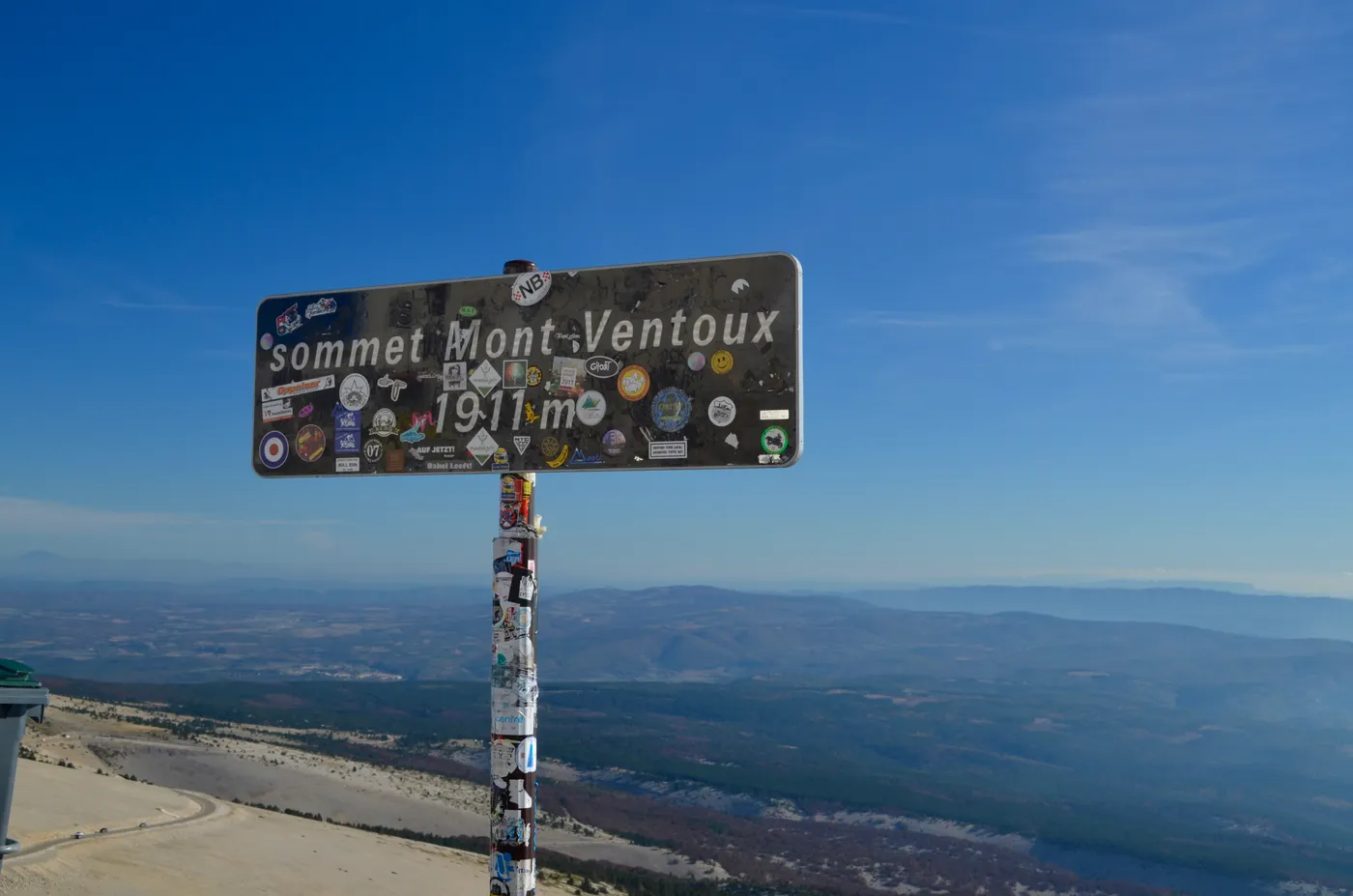 Panneau emblématique du sommet du Mont Ventoux contre un ciel bleu clair, Vaucluse, France.