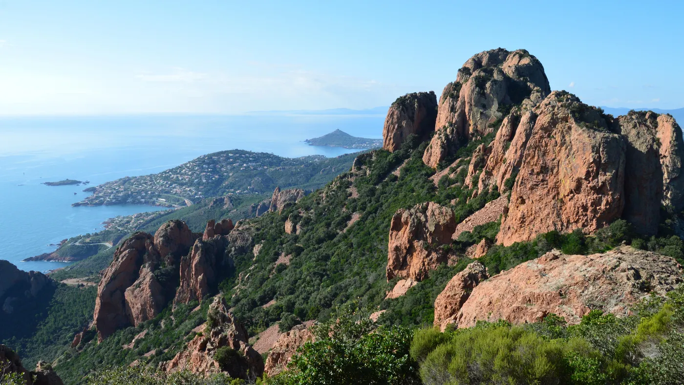 Vue à couper le souffle des montagnes et de la côte du Massif de l'Estérel à Saint-Raphaël, France.
