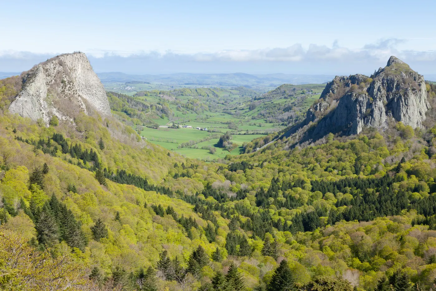 Découvrez les falaises à couper le souffle et les vallées verdoyantes de Le Mont-Dore, France, dans ce paysage printanier époustouflant.