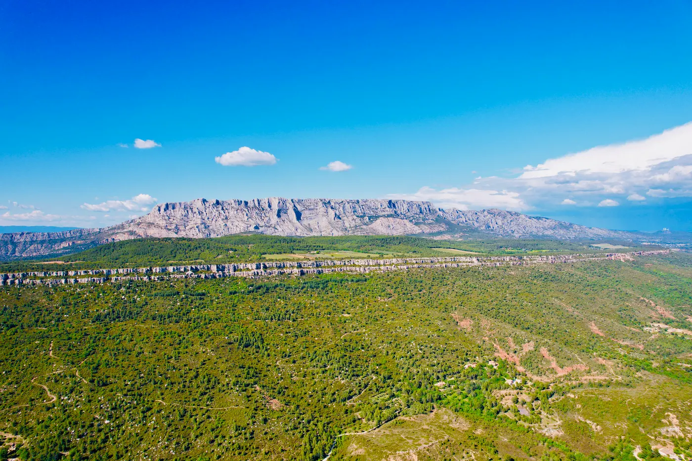 Une vue panoramique à couper le souffle de la Montagne Sainte-Victoire sous un ciel bleu clair.